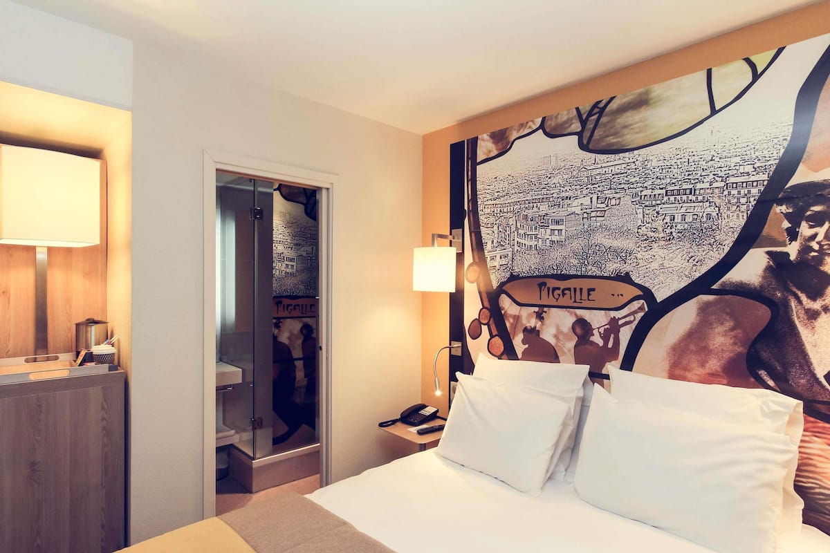 Premium bedding, in-room safe, desk, laptop workspace