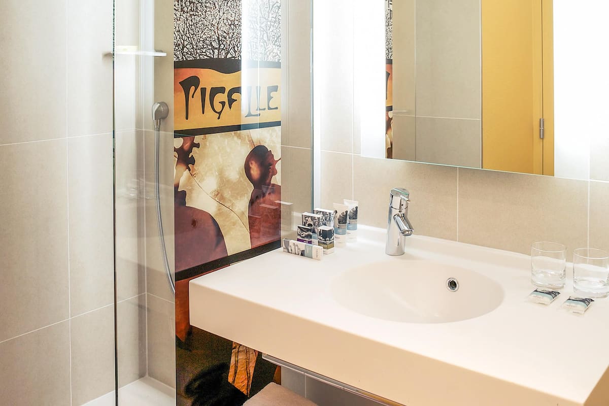 Hochwertige Bettwaren, Zimmersafe, Schreibtisch