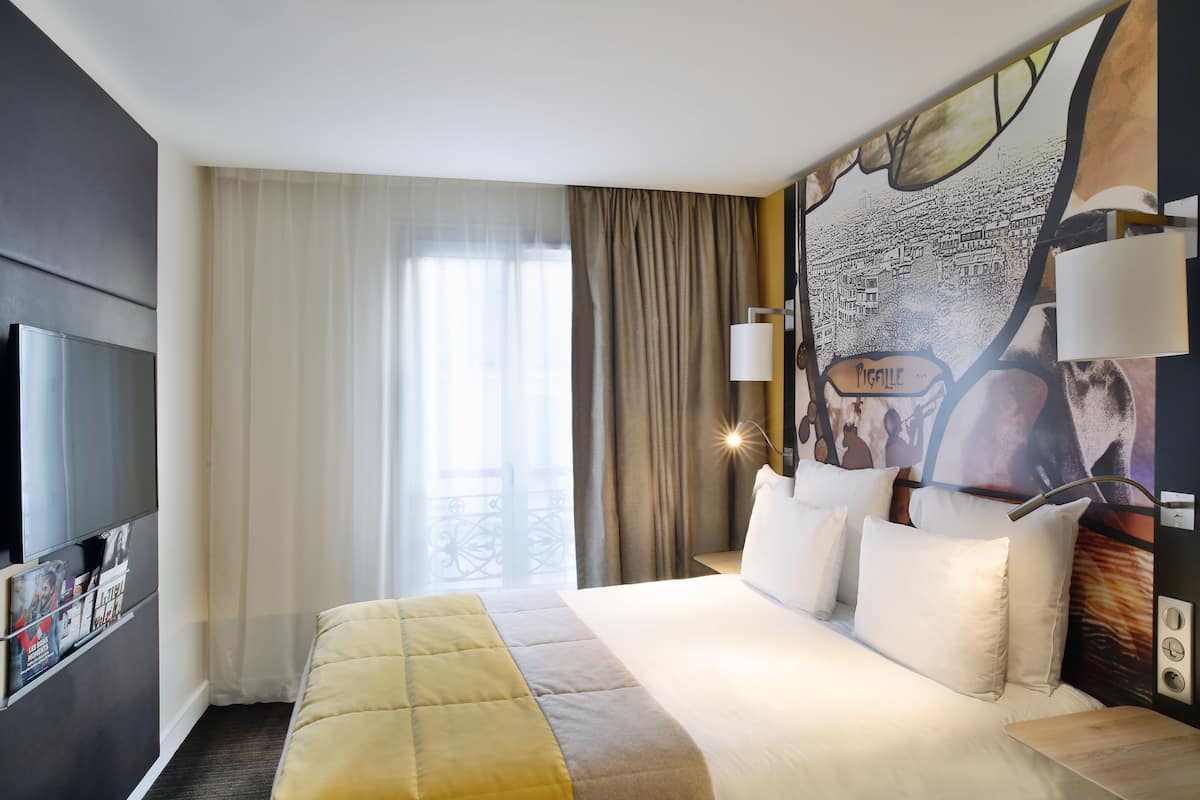 Luxe beddengoed, een kluis op de kamer, een bureau, een laptopwerkplek