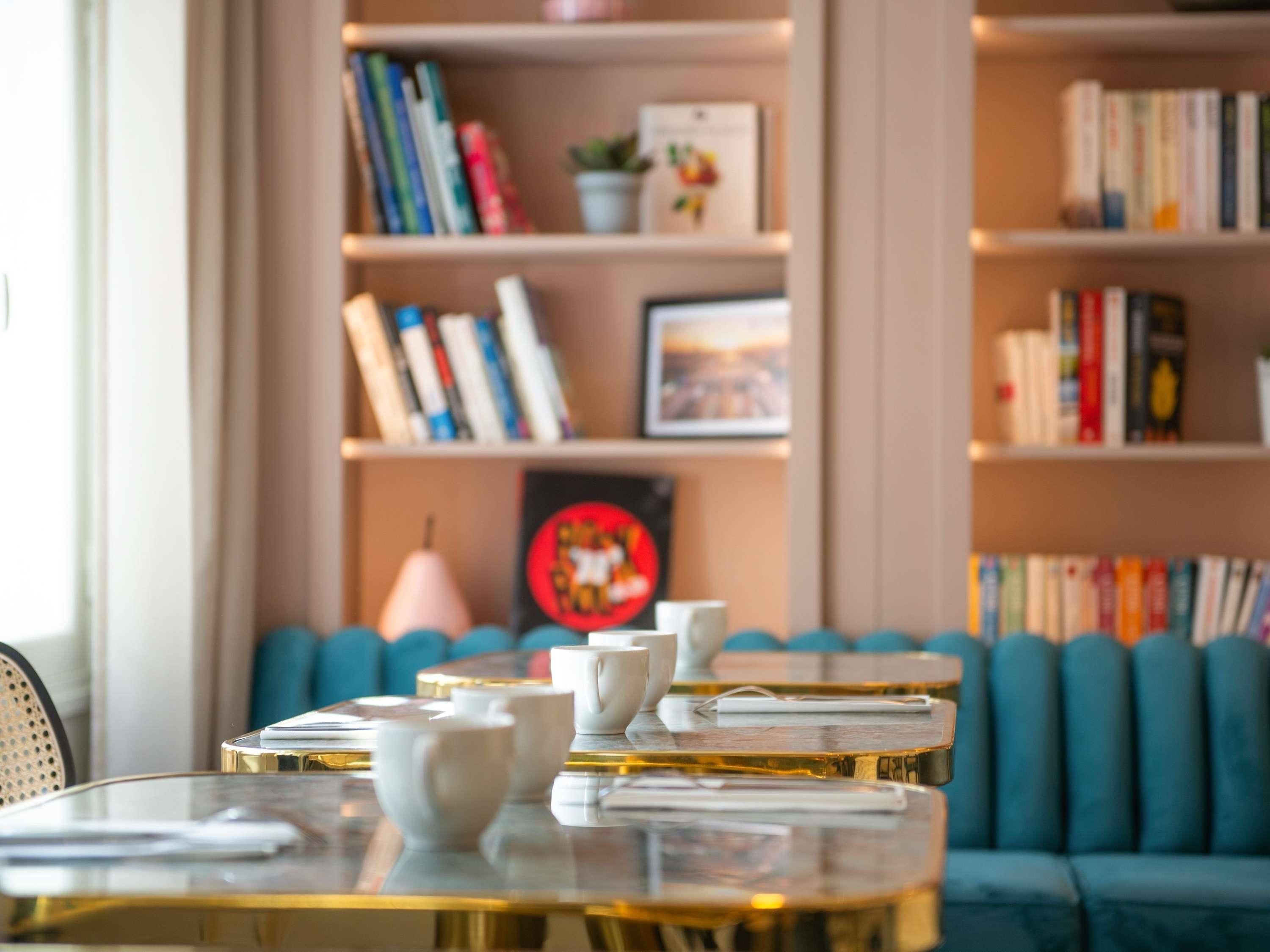 Un rincón acogedor con un sofá y una mesa con teteras y tazas.