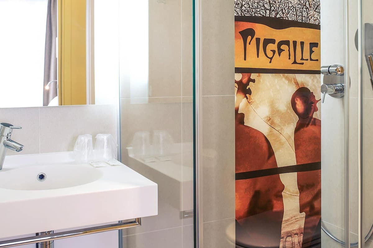 Premium bedding, in-room safe, desk, laptop workspace