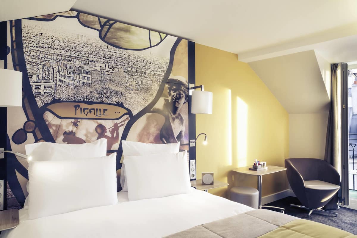 Luxe beddengoed, een kluis op de kamer, een bureau, een laptopwerkplek