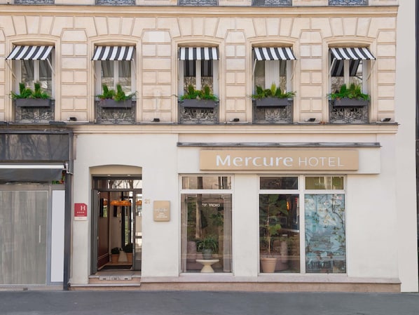 Premium bedding, in-room safe, desk, laptop workspace - Mercure Paris 9 Pigalle Sacre-Coeur (Paris)