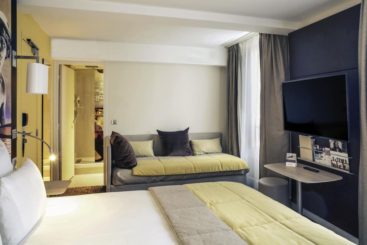 Privilege, Room, 1 Queen Bed with Sofa bed, Accessible | Premium bedding, in-room safe, desk, laptop workspace
