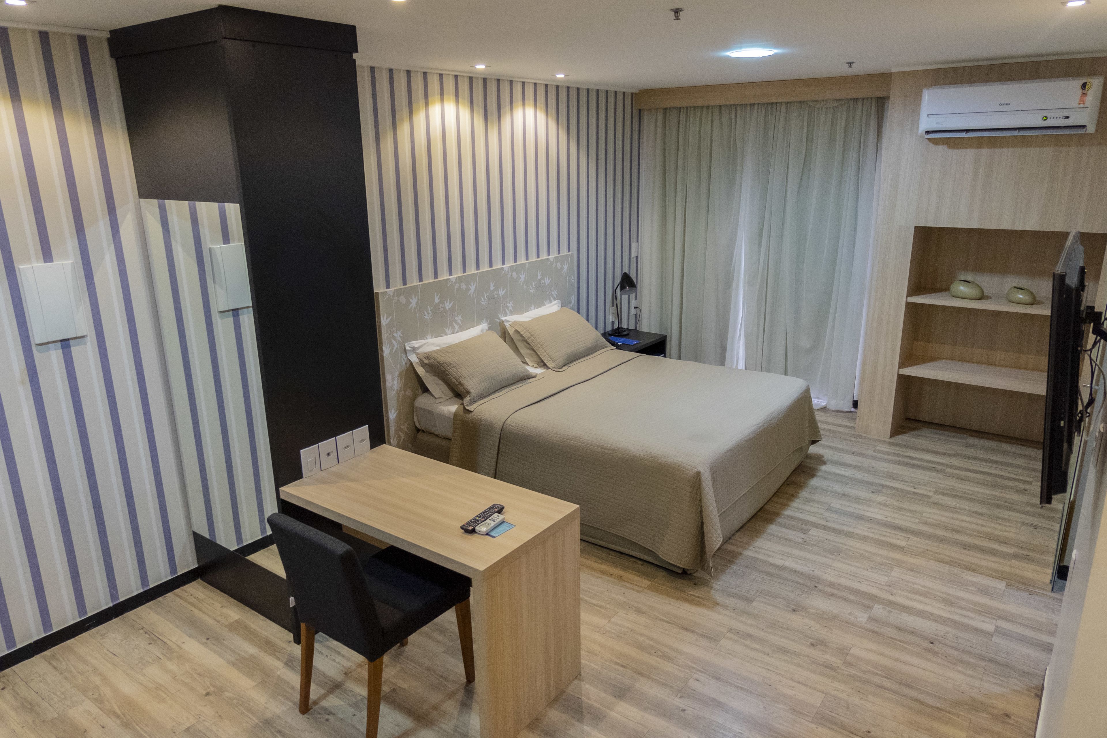 Suíte luxo, 1 cama Queen | Comodidades do quarto