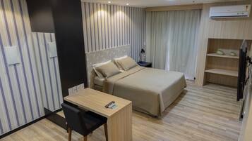 Suíte luxo, 1 cama Queen | Comodidades do quarto