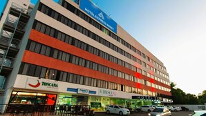 A multi-story hotel with a prominent 'HOTEL EXPRESS ARREY' sign. - Arrey Express Hotel - Teresina (Teresina)
