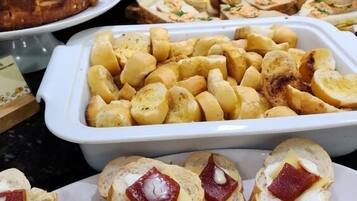 Daily buffet breakfast (BRL 15 per person)