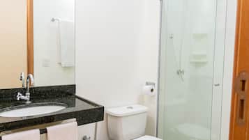 Douche, articles de toilette gratuits, serviettes fournies