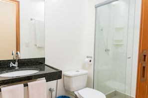 Dusche, kostenlose Toilettenartikel, HandtĂŒcher