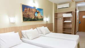 A hotel room with two beds, a wardrobe, a painting of a rock formation, and an air conditioning unit. - Arrey Express Hotel - Teresina (Teresina)