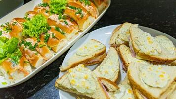 Café da manhã com buffet todos os dias mediante uma taxa
