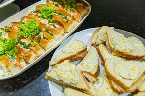 每日付費供應吃到飽自助式早餐