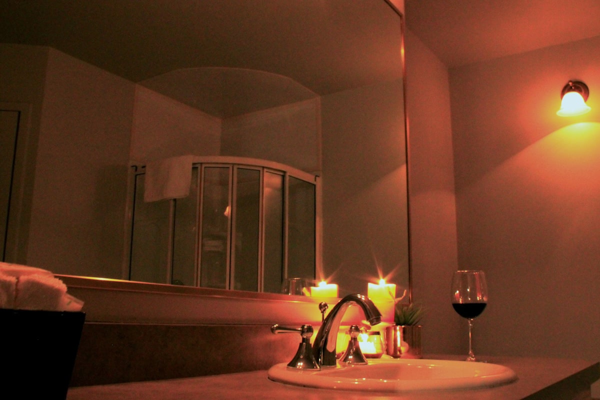 city suite | bathroom | combined shower/bathtub, free toiletries, hair dryer, towels