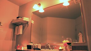 City Suite | Bathroom | Combined shower/bathtub, free toiletries, hair dryer, towels - Hôtel Val-des-Sources (Val-des-Sources)