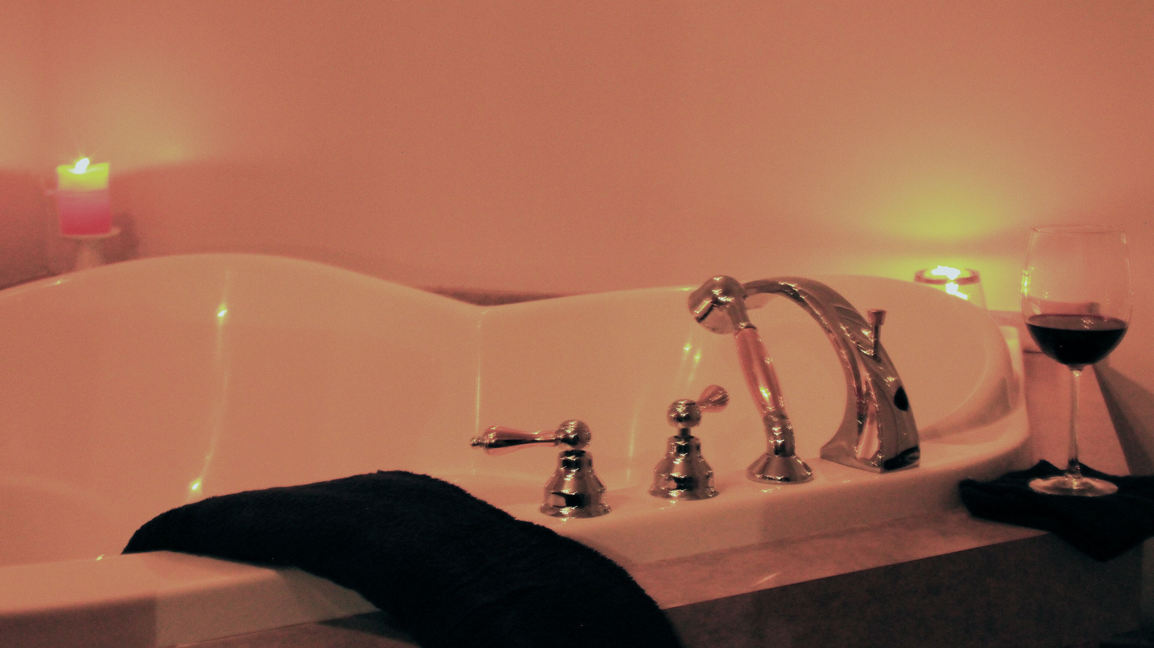 city suite | bathroom | combined shower/bathtub, free toiletries, hair dryer, towels