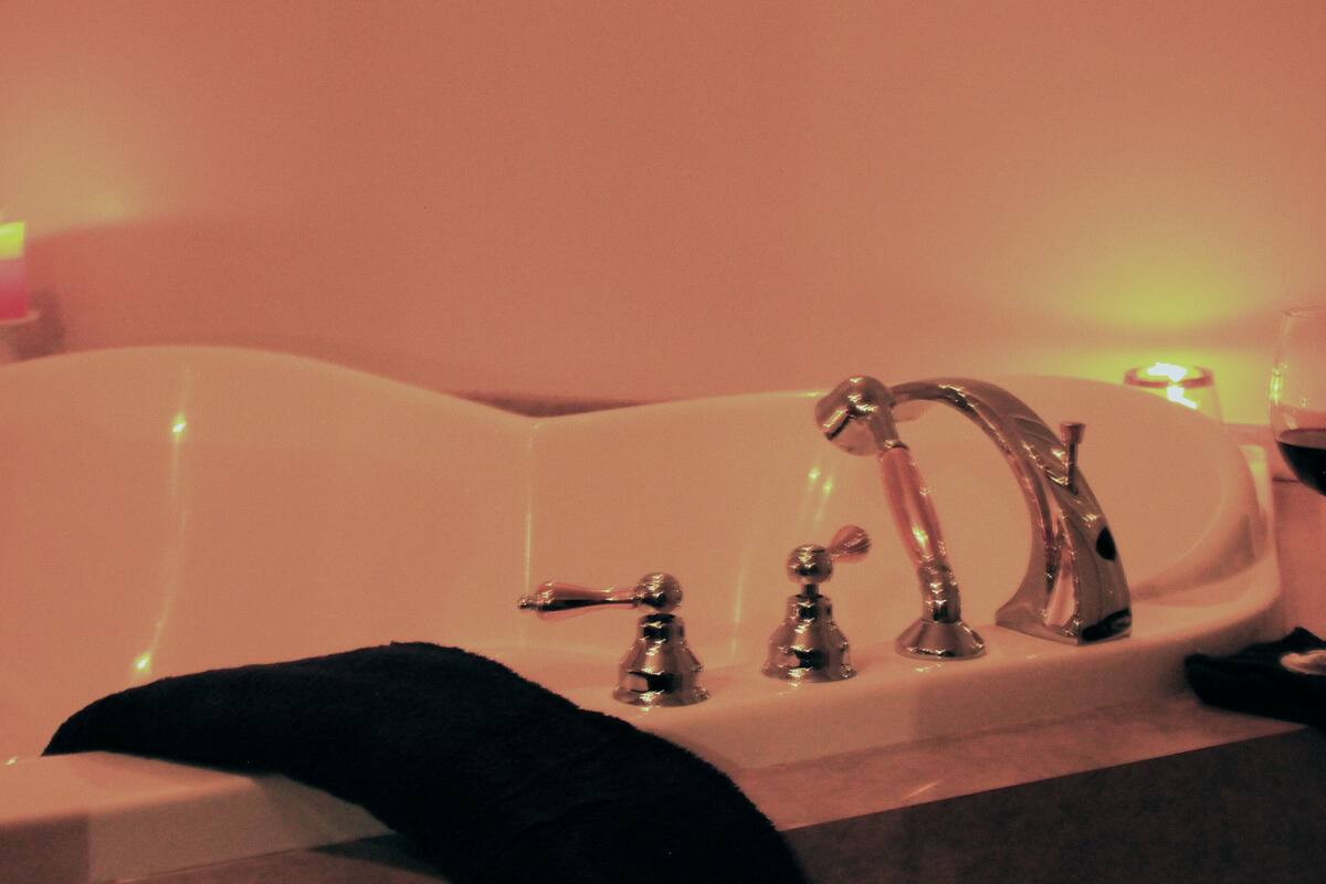 city suite | bathroom | combined shower/bathtub, free toiletries, hair dryer, towels