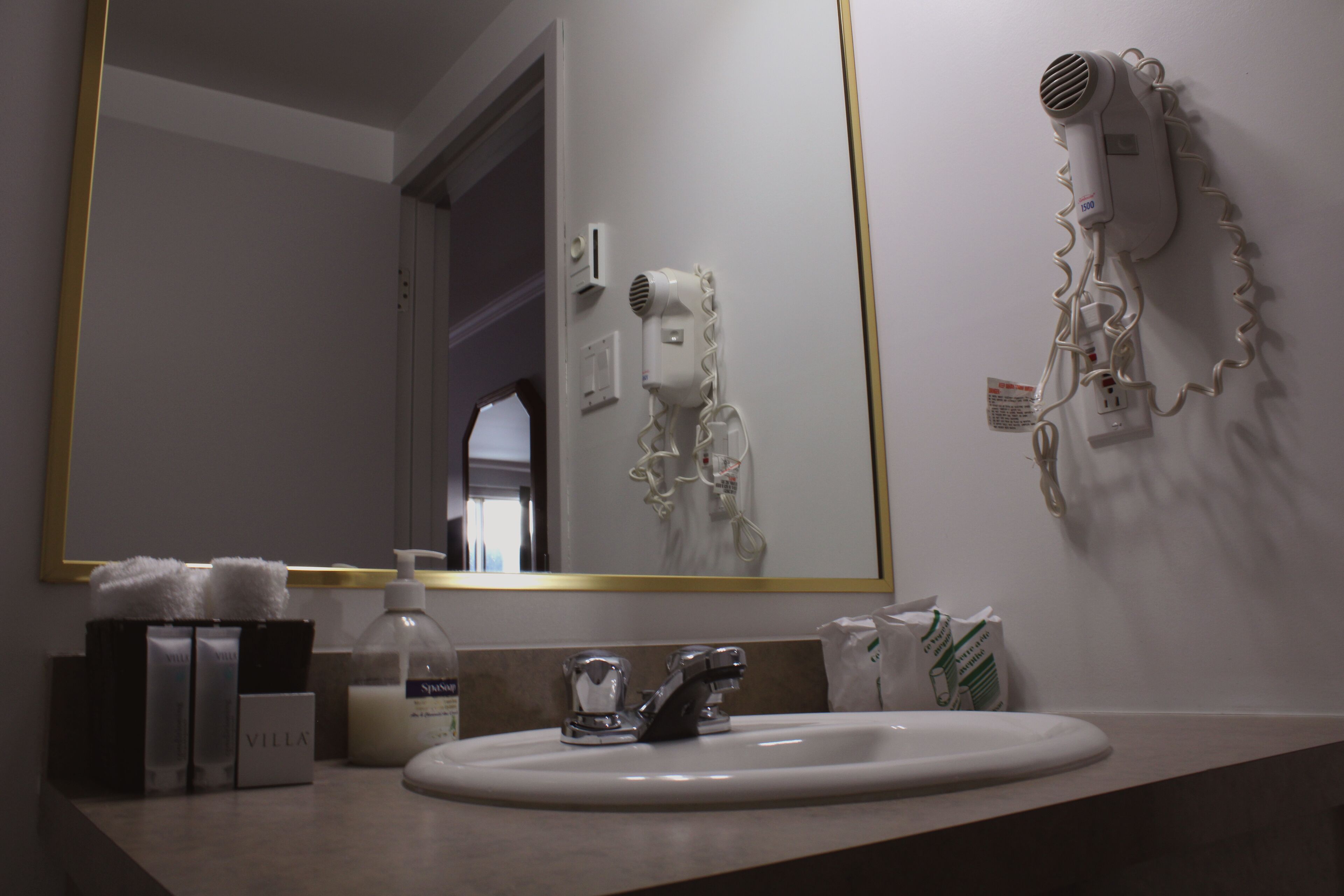 combined shower/bathtub, free toiletries, hair dryer, towels