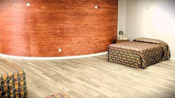 スーペリア トリプルルーム (Pet Friendly) | 1 室のベッドルーム、デスク、ノートパソコン用作業スペース、遮光カーテン