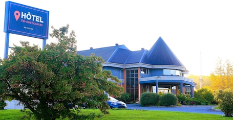 Fachada de la propiedad. Hôtel Val-des-Sources