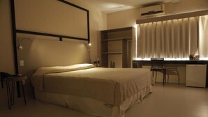 A hotel room with a bed, desk, chair, and wardrobe. - Arrey Fórmula Hotel - Teresina (Teresina)