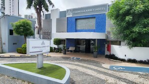 The exterior of the Formula Arrey Hotel with a blue and white facade, a parking area, and a wheelchair-accessible entrance. - Arrey Fórmula Hotel - Teresina (Teresina)