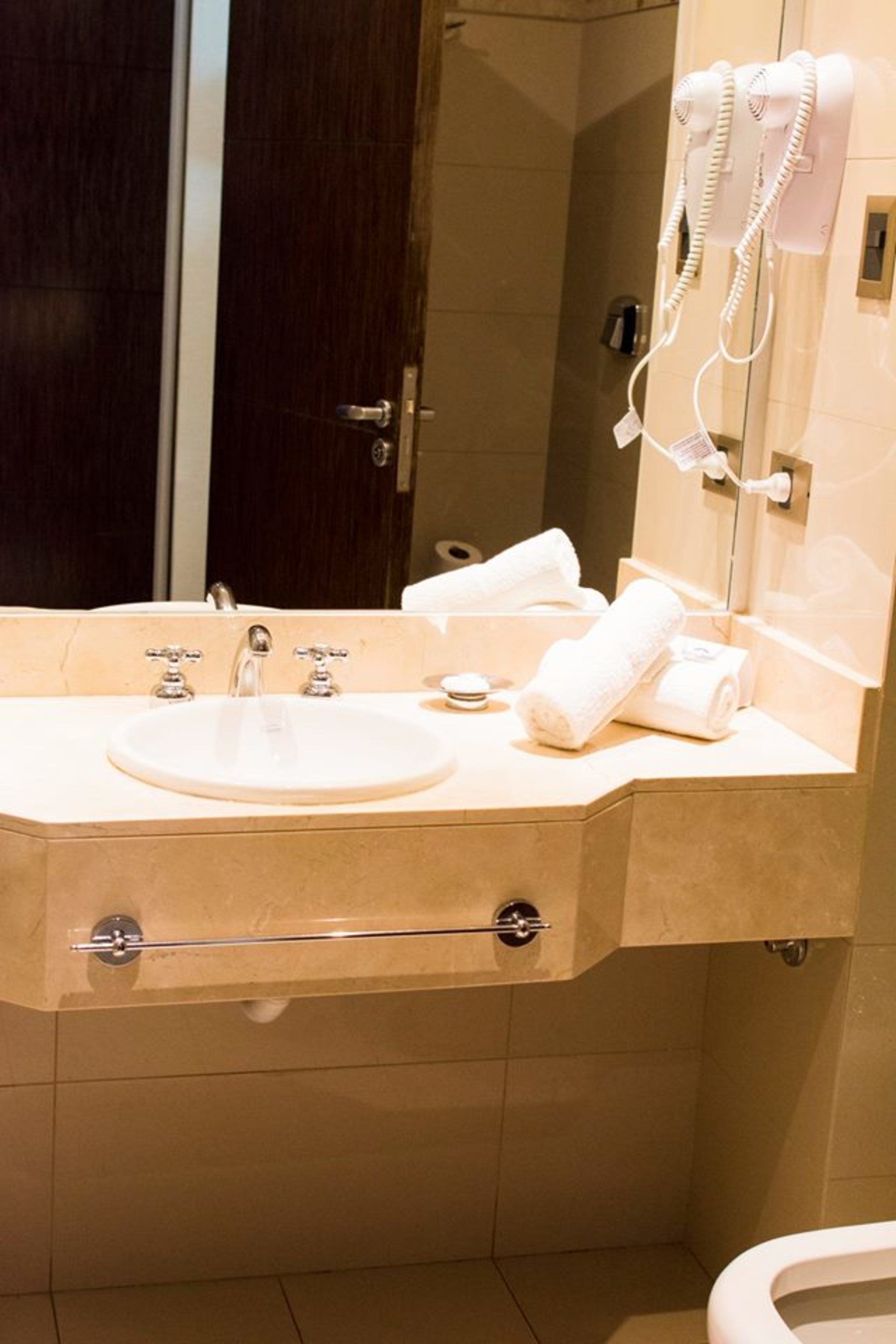 combined shower/bathtub, bidet, towels