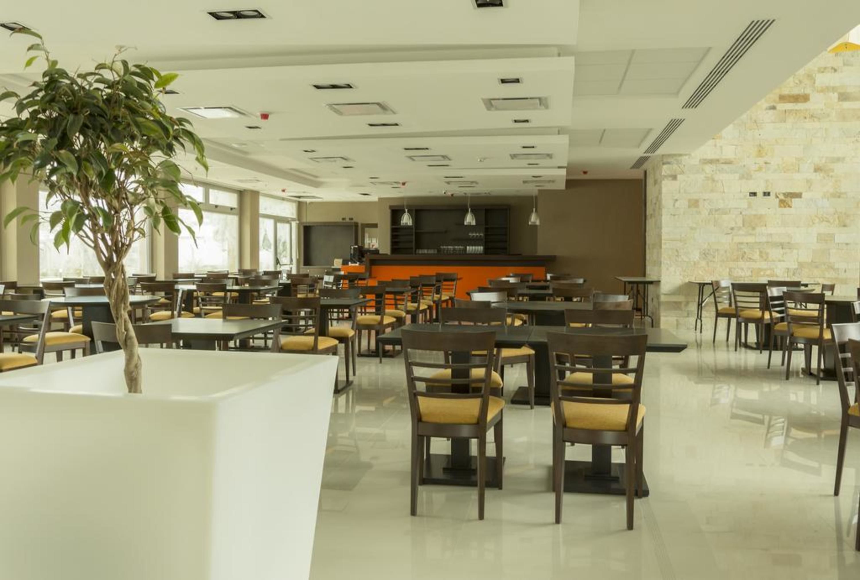 Café da manhã com buffet grátis todos os dias