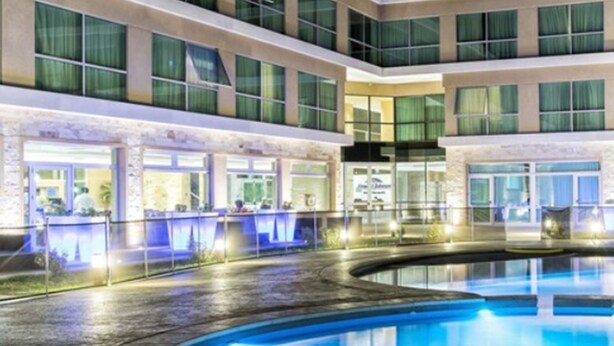 Kolam renang indoor dan kolam renang outdoor musiman