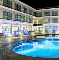 Una piscina techada, una piscina al aire libre de temporada