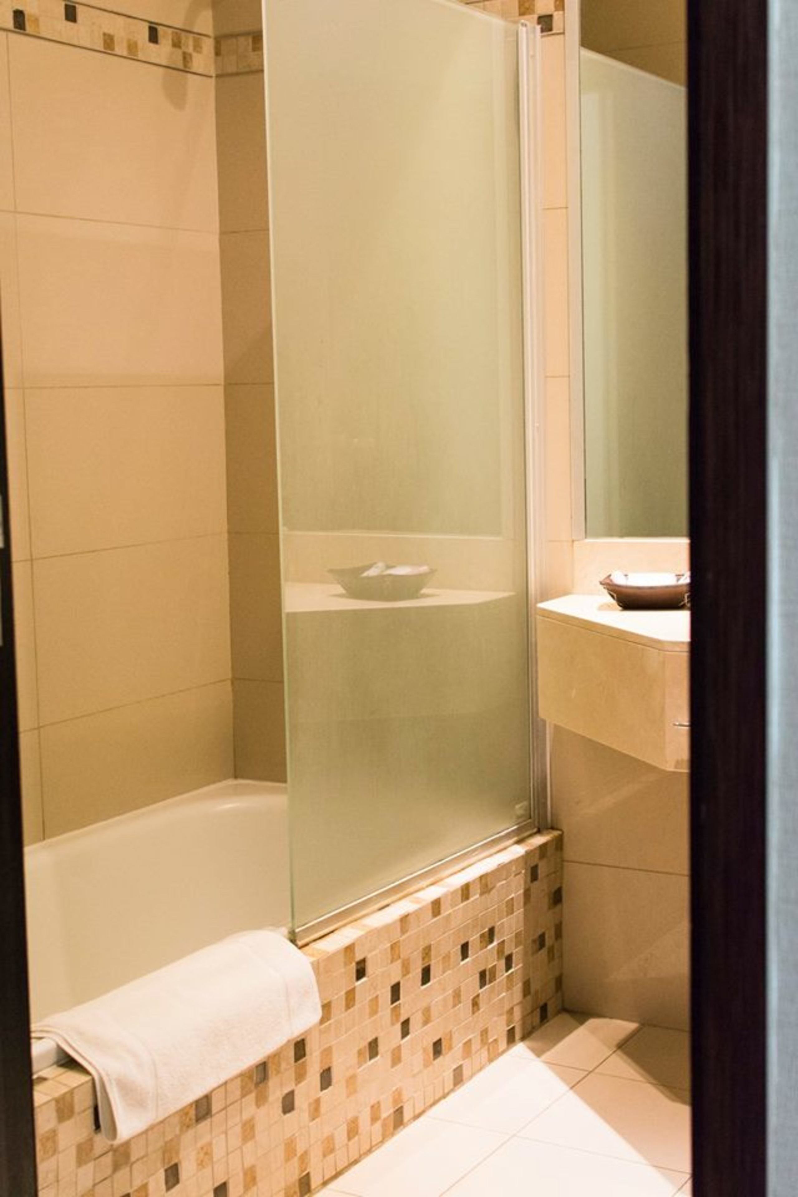 combined shower/bathtub, bidet, towels