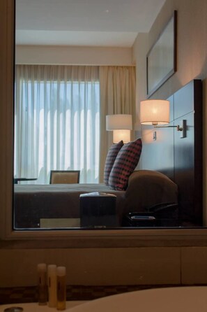 In-room safe, desk, blackout curtains, soundproofing - Howard Johnson by Wyndham Neuquen (Neuquén)
