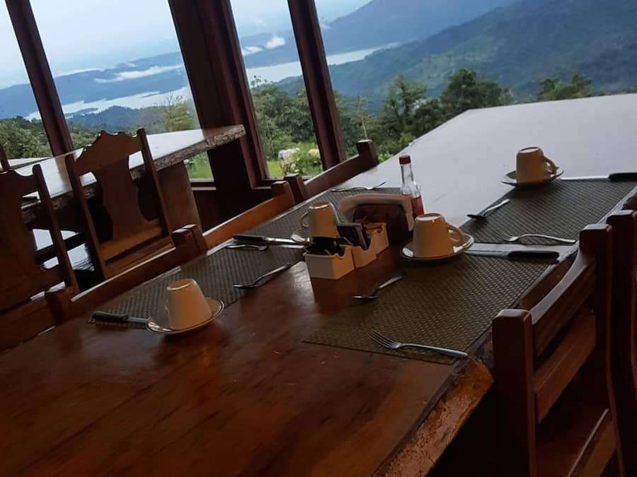 Breakfast, lunch, dinner served; Regional cuisine