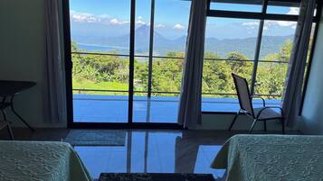 Phòng đôi Tiêu chuẩn, 2 giường đôi, quang cảnh núi | Bộ trải giường bằng vải Frette của Ý, bộ đồ giường cao cấp