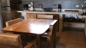 Vila, 2 kamar tidur, pemandangan samudra (Rustica) | Dapur pribadi | Lemari es besar, microwave, oven, dan kompor