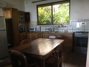 Villa, 1 chambre, vue océan (Piedra) | Cuisine privée | Grand réfrigérateur, micro-ondes, four, plaque de cuisson