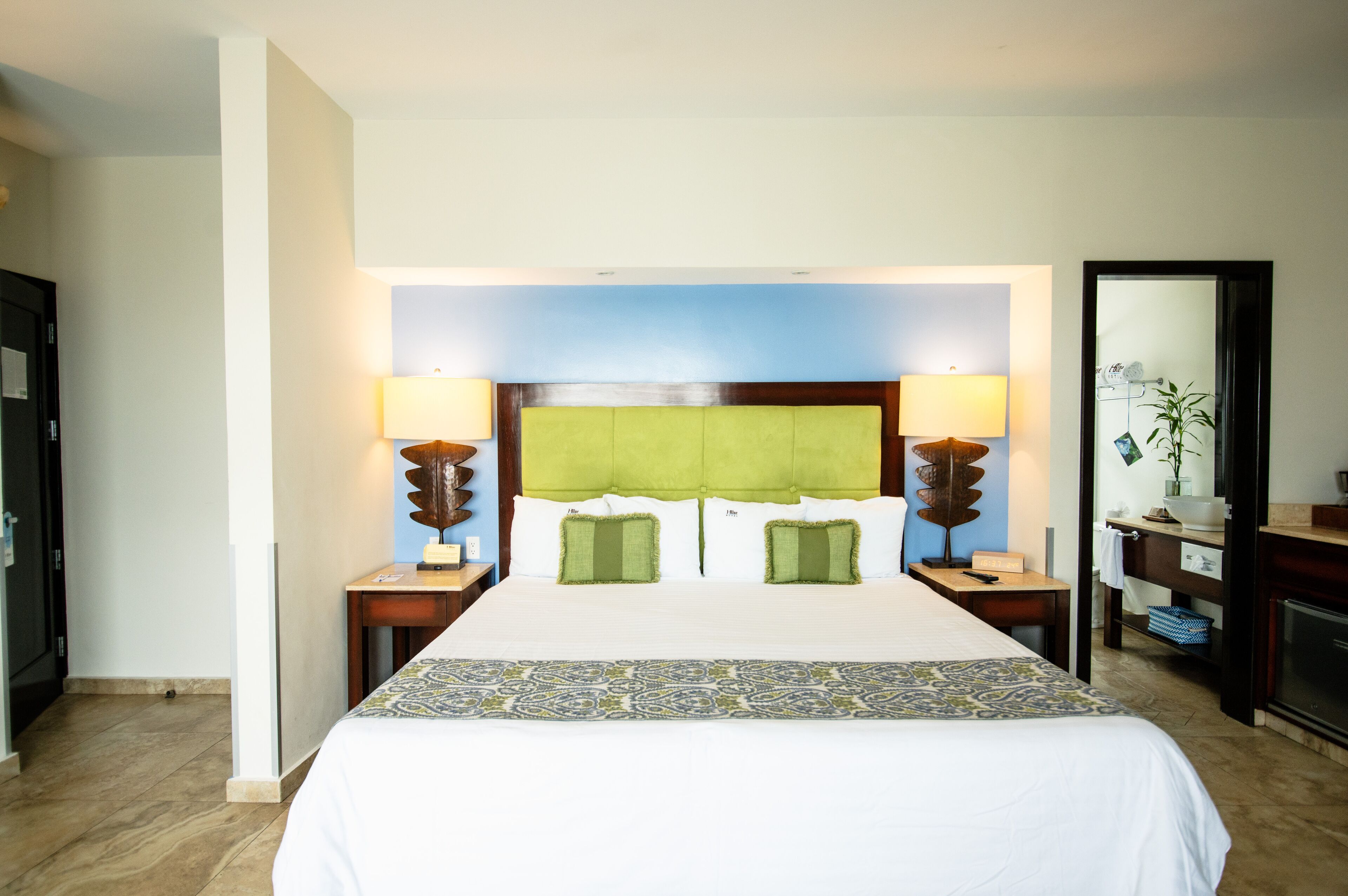 Seprai premium, minibar, brankas, dan meja kerja