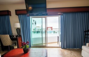 Habitación (Junior Suite) | Ropa de cama de alta calidad, minibar, caja fuerte y escritorio