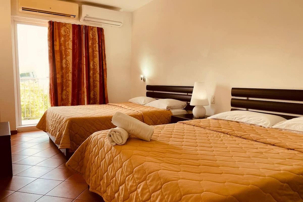 Standaard kamer, 2 queensize bedden, toegankelijk voor mindervaliden | 1 slaapkamer, donzen dekbedden, een kluis op de kamer