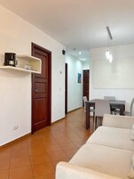 Cubrecamas y caja de seguridad en la habitación 