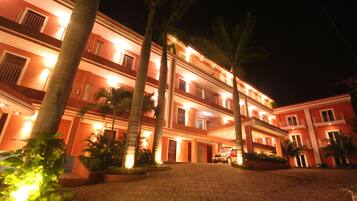 Voorkant accommodatie - avond/nacht