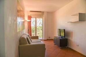 Apartamento básico, 1 quarto, cozinha americana, vista para a cidade | Edredons de pluma, cofres nos quartos, espaço de trabalho para notebook