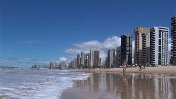 A beach with high-rise buildings in the background. - Studio 51 (Jaboatão dos Guararapes)