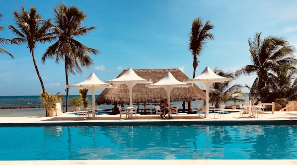 Bar accanto alla piscina