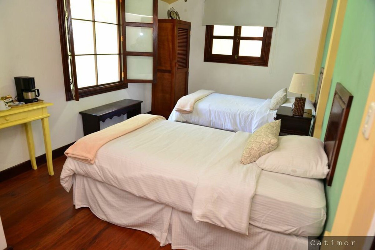 Ropa de cama de alta calidad, escritorio y cunas 