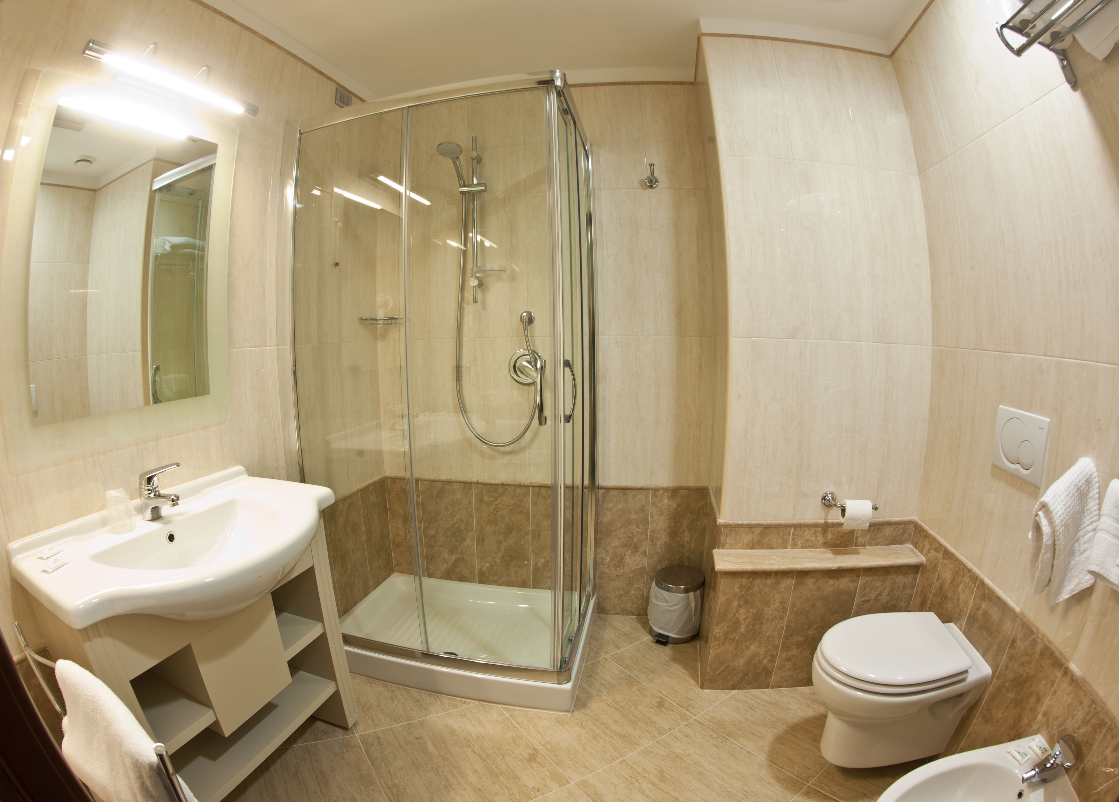 Een douche, gratis toiletartikelen, een haardroger, handdoeken