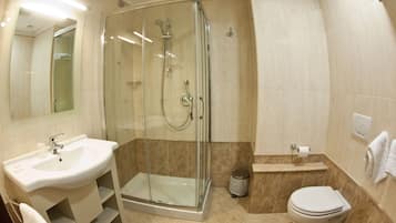 Dusche, kostenlose Toilettenartikel, Haartrockner, Handtücher