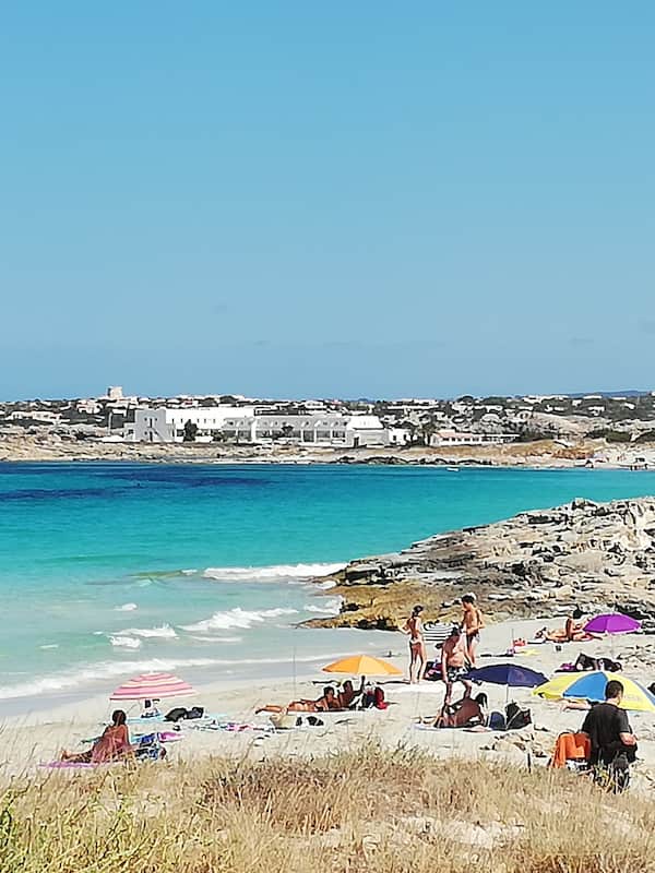 En la playa, arena blanca