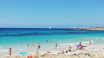 En la playa, arena blanca