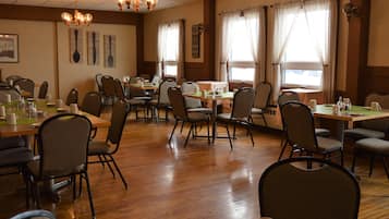 Serveert ontbijt, lunch, diner, lokale gerechten